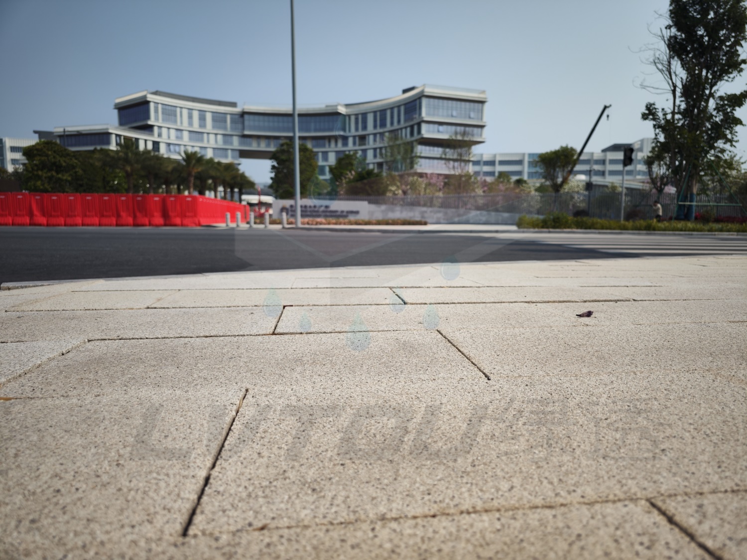 細(xì)面陶瓷透水磚:打造涼爽舒適的生活環(huán)境